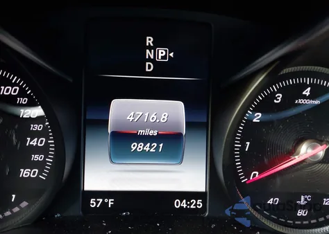 2015 Mercedes-Benz C 400 4Matic z USA, uszkodzony, nr VIN 55SWF6GB6FU017963